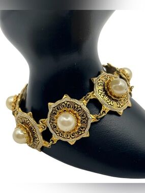 Damascene black enamel gold tone design faux pearl flower star bracelet vintage